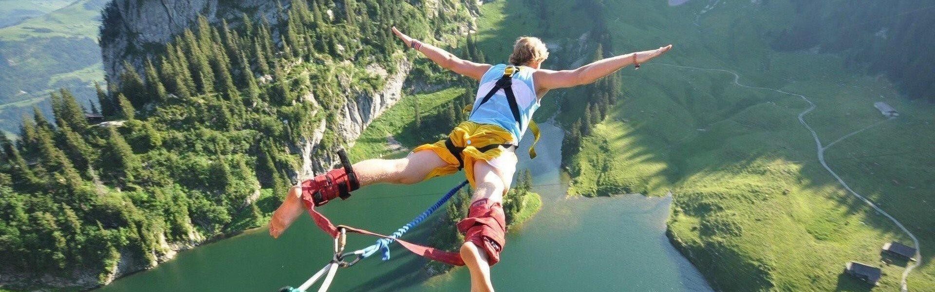 华体会体育：库明加空接暴扣点燃全场 波杰妙传两度助勇士奠定胜局