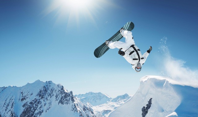 华体会_7月27日UFC巅峰之战，萨利科夫与里尔角逐中量级霸权